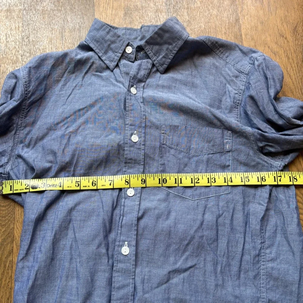 Modern Menswear Style J. Crew Light Blue Chambray Lightweight Button Down Shirt